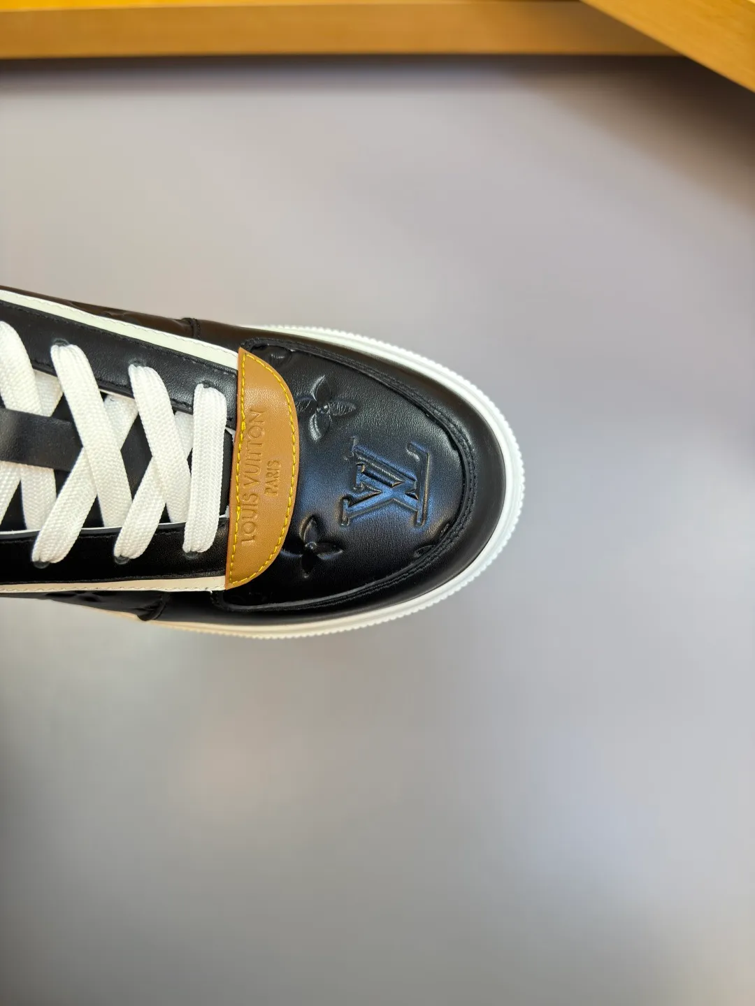[L Home] Top P: 740💰 Size: 39-44 (customized for 38.45) 2026🆕 Lv new men's high-end original casual sports sneakers Upper: 🔝Nappa calfskin. Air-pressured brand totem, toe box, heel. Air-pressured brand logo, tongue. Sewn brand plastic module Lining: Brand canvas Outsole: Ultra-light TPR rubber; Molded outsole Super high quality control and fine workmanship.